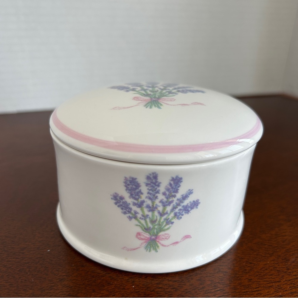 Norfolk The English Lavender China Vanity Powder Trinket Box